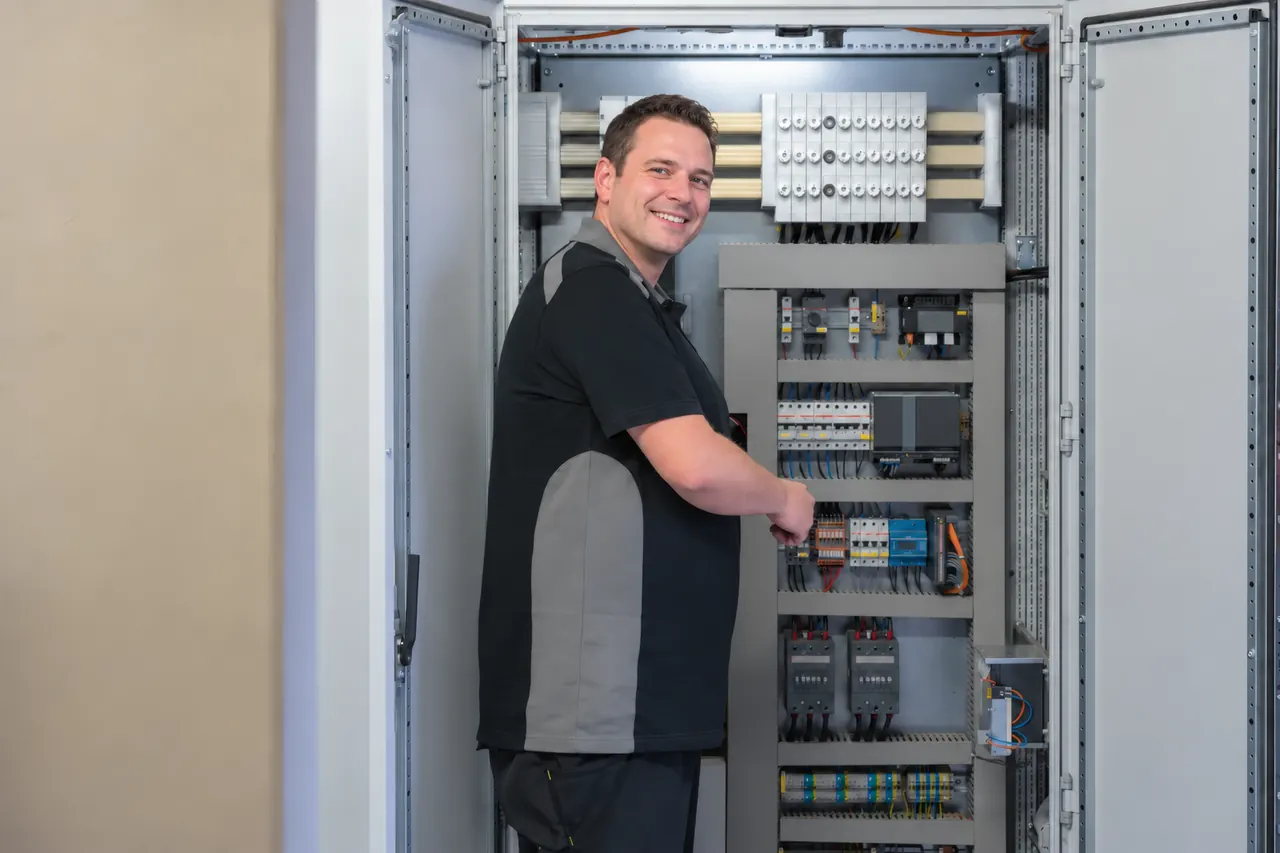 Techniker verdrahtet einen Schaltschrank